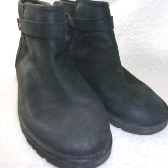 S-150 WOMENS UGG RELLA SHORT BLACK BOOTS - Picture 1 of 13